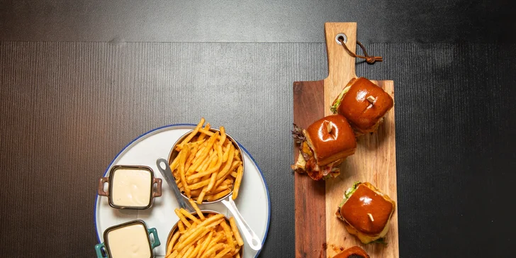 Sada 4 mini burgerů pro 2 osoby: hovězí, vepřový i vege, včetně hranolek a dipů