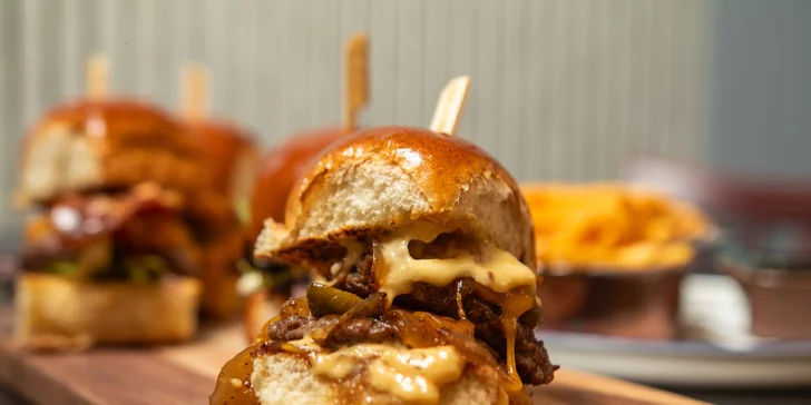 Sada 4 mini burgerů pro 2 osoby: hovězí, vepřový i vege, včetně hranolek a dipů