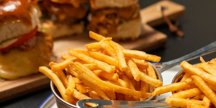 Sada 4 mini burgerů pro 2 osoby: hovězí, vepřový i vege, včetně hranolek a dipů