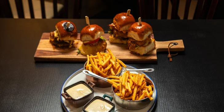 Sada 4 mini burgerů pro 2 osoby: hovězí, vepřový i vege, včetně hranolek a dipů