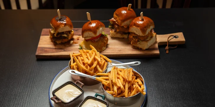 Sada 4 mini burgerů pro 2 osoby: hovězí, vepřový i vege, včetně hranolek a dipů