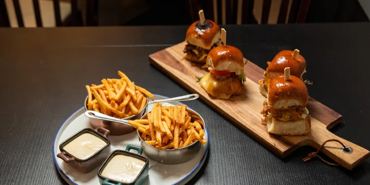 Sada 4 mini burgerů pro 2 osoby: hovězí, vepřový i vege, včetně hranolek a dipů