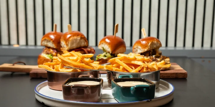 Sada 4 mini burgerů pro 2 osoby: hovězí, vepřový i vege, včetně hranolek a dipů