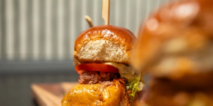 Sada 4 mini burgerů pro 2 osoby: hovězí, vepřový i vege, včetně hranolek a dipů