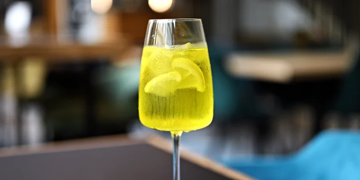 Víno nebo koktejl včetně tapas dle výběru: prosecco, mojito i sýrový talíř