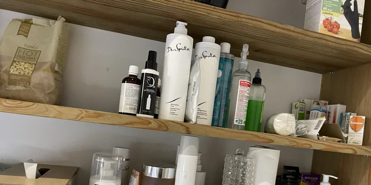Kosmetické ošetření dle výběru: peeling, masáž obličeje i sádrová maska