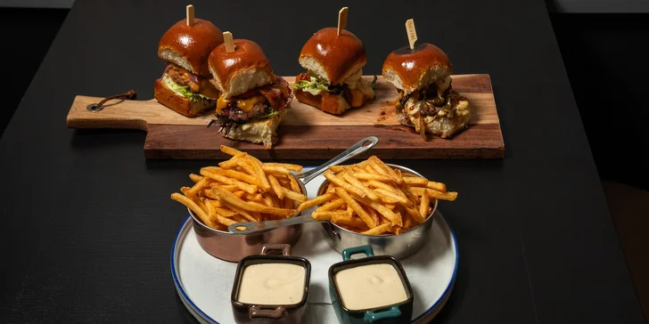 Sada 4 mini burgerů pro 2 osoby: hovězí, vepřový i vege, včetně hranolek a dipů