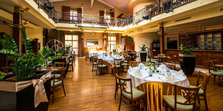 Pobyt ve 4* hotelu ve Slaném: snídaně, slavnostní večeře s vínem i wellness