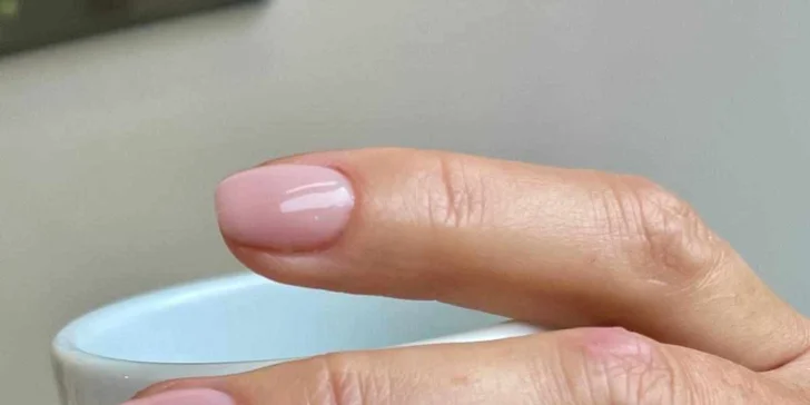 Manikúra s lakováním, gellak i shellac nebo gelová modeláž či doplnění
