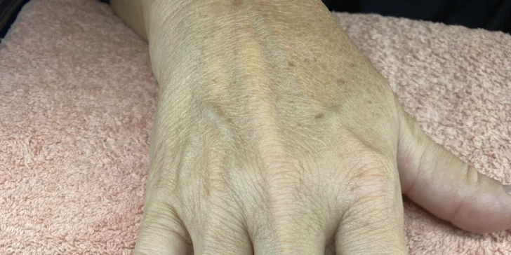 Manikúra s lakováním, gellak i shellac nebo gelová modeláž či doplnění