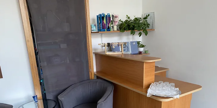 Manikúra s lakováním, gellak i shellac nebo gelová modeláž či doplnění