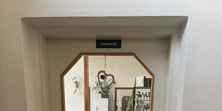 Manikúra s lakováním, gellak i shellac nebo gelová modeláž či doplnění