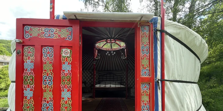 Glamping: zrelaxujte v mongolské jurtě s otevřeným výhledem na noční oblohu, až pro 3 osoby, vč. snídaně