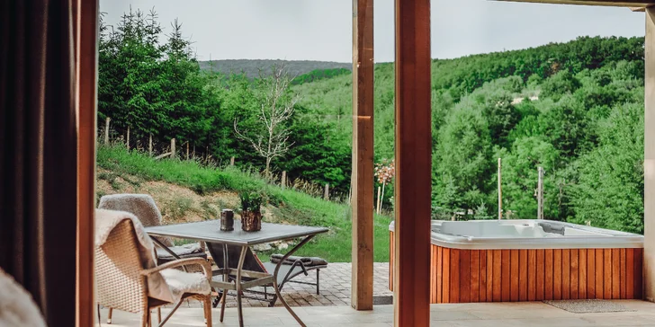 Pobyt v luxusním chaletu s vlastní vířivkou a sdílenou panoramatickou saunou: se snídaní či polopenzí