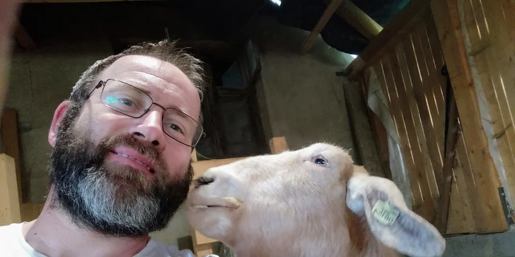 Pasení koz, prohlídka stájí i ochutnávka sýrů: exkurze na farmě pro 2 osoby i celou rodinu