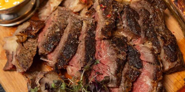 Vévodit mu bude šťavnatý hovězí Tomahawk o váze 1 500 g, který vám připraví v nejchutnější variantě medium rare.