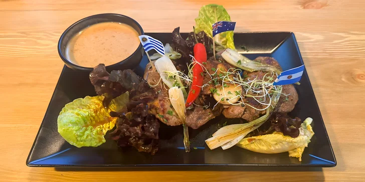 Masové prkno až pro 12 osob: uruguayský, argentinský i klokaní steak, vč. příloh a omáček