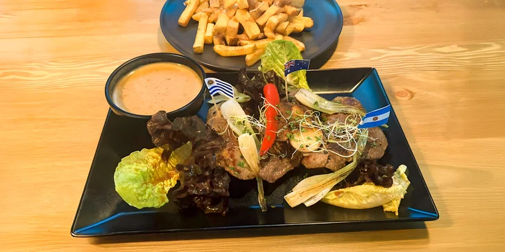 Masové prkno až pro 12 osob: uruguayský, argentinský i klokaní steak, vč. příloh a omáček