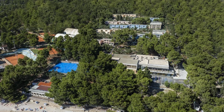 Dovolená na Makarské riviéře: 3* hotel s plnou penzí, bazénem a vybavením pro děti, 100 m od pláže