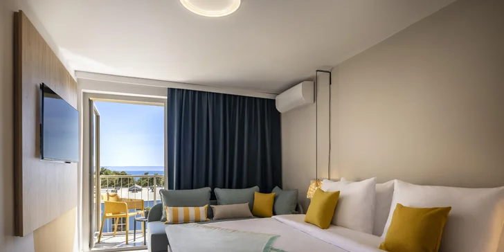Dovolená na Makarské riviéře: 3* hotel s plnou penzí, bazénem a vybavením pro děti, 100 m od pláže