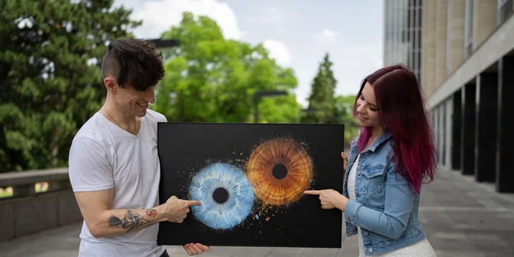 Originální fotografie oční duhovky: jedno i dvě oči či jejich splynutí v jeden obraz