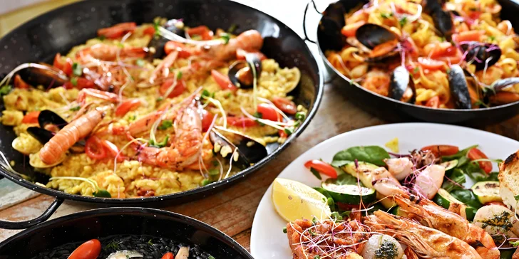 Chutě Středomoří: variace předkrmů, černé risotto i grilované mořské plody