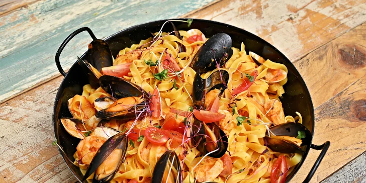 Chutě Středomoří: variace předkrmů, černé risotto i grilované mořské plody