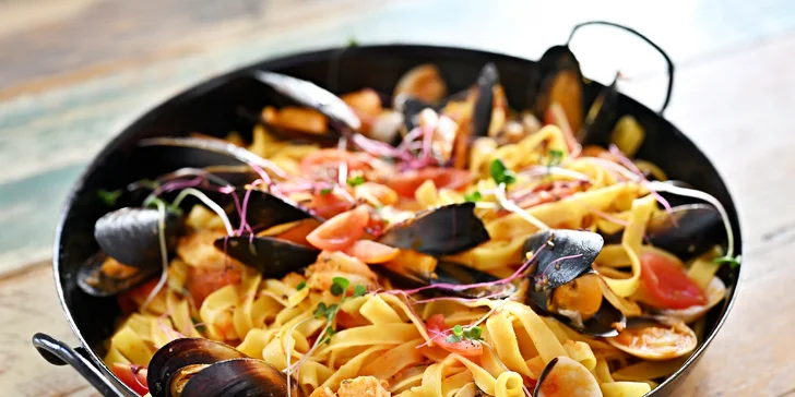 Chutě Středomoří: variace předkrmů, černé risotto i grilované mořské plody