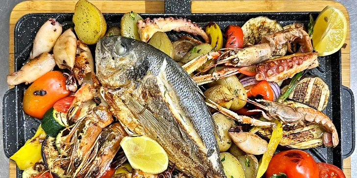Chutě Středomoří: variace předkrmů, černé risotto i grilované mořské plody