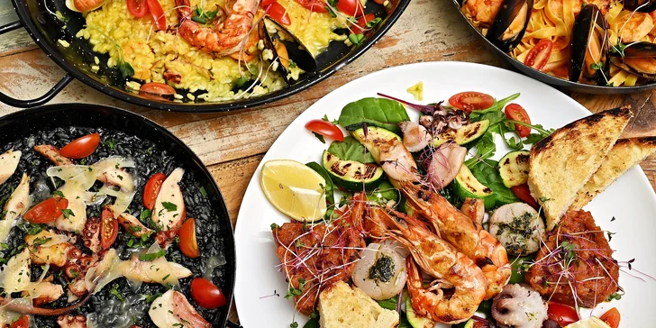 Chutě Středomoří: variace předkrmů, černé risotto i grilované mořské plody