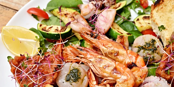Chutě Středomoří: variace předkrmů, černé risotto i grilované mořské plody
