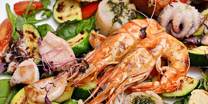 Chutě Středomoří: variace předkrmů, černé risotto i grilované mořské plody