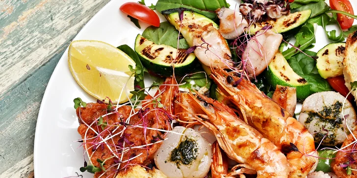 Chutě Středomoří: variace předkrmů, černé risotto i grilované mořské plody