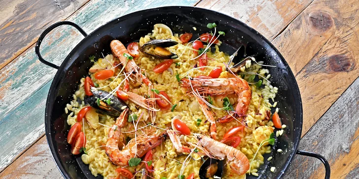 Chutě Středomoří: variace předkrmů, černé risotto i grilované mořské plody