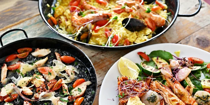 Chutě Středomoří: variace předkrmů, černé risotto i grilované mořské plody