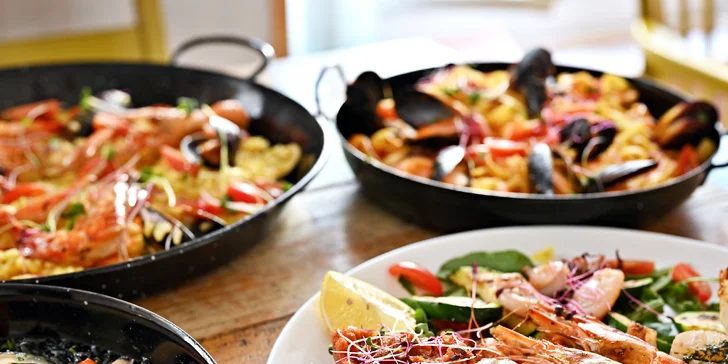 Chutě Středomoří: variace předkrmů, černé risotto i grilované mořské plody