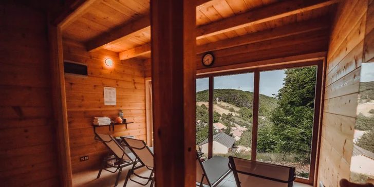 Pobyt v luxusním chaletu s vlastní vířivkou a sdílenou panoramatickou saunou: se snídaní či polopenzí