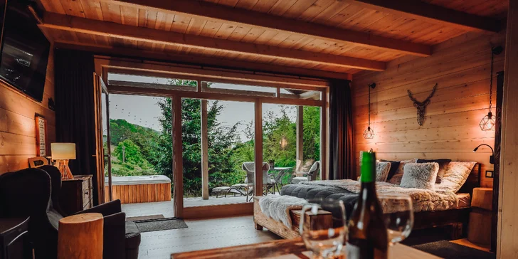 Pobyt v luxusním chaletu s vlastní vířivkou a sdílenou panoramatickou saunou: se snídaní či polopenzí