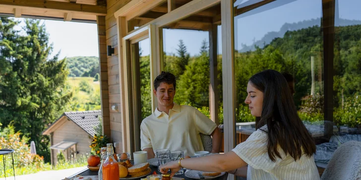 Luxusní chatky v Národním parku Bükk: snídaňový box i privátní vířivka