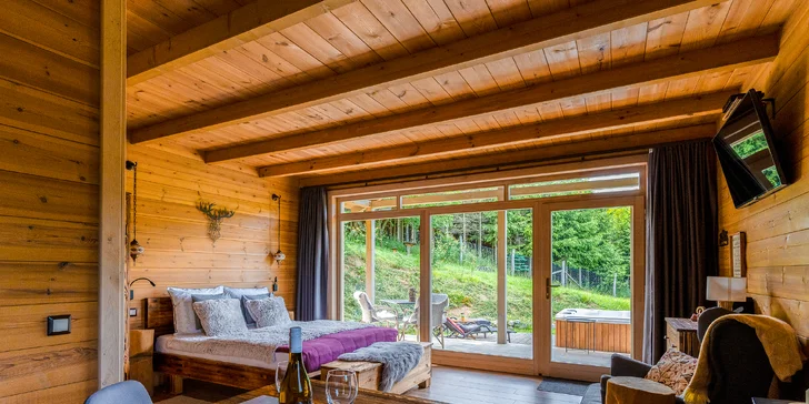 Pobyt v luxusním chaletu s vlastní vířivkou a sdílenou panoramatickou saunou: se snídaní či polopenzí