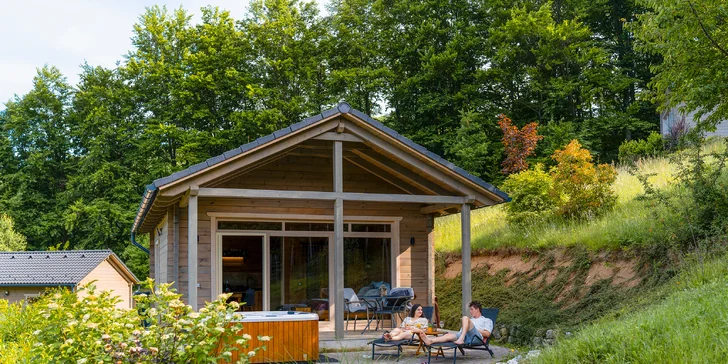 Pobyt v luxusním chaletu s vlastní vířivkou a sdílenou panoramatickou saunou: se snídaní či polopenzí