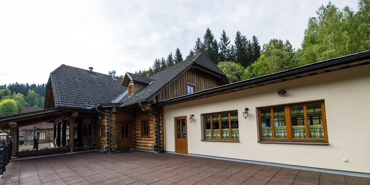 Pobyt ve srubu v Orlických horách pro dva i rodinu: bufetové snídaně a skvělá poloha