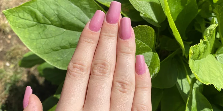 Manikúra s lakováním, gellak i shellac nebo gelová modeláž či doplnění