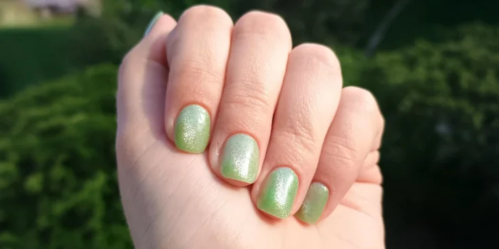 Manikúra s lakováním, gellak i shellac nebo gelová modeláž či doplnění