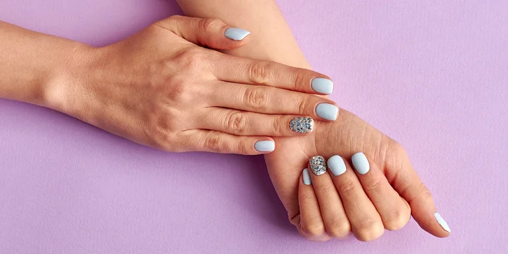 Manikúra s lakováním, gellak i shellac nebo gelová modeláž či doplnění