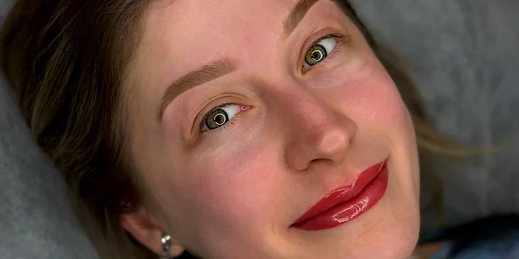 Permanentní make-up meziřasové linky, rtů či obočí pudrovou metodou