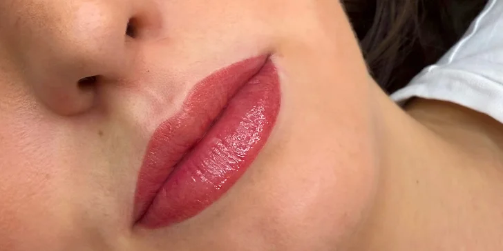 Permanentní make-up meziřasové linky, rtů či obočí pudrovou metodou