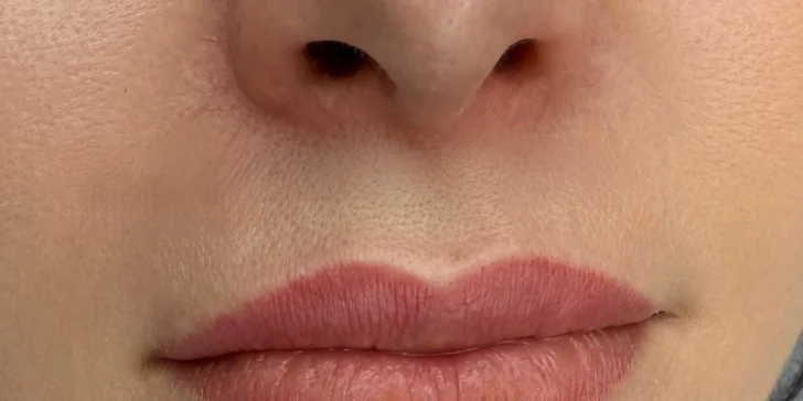 Permanentní make-up meziřasové linky, rtů či obočí pudrovou metodou