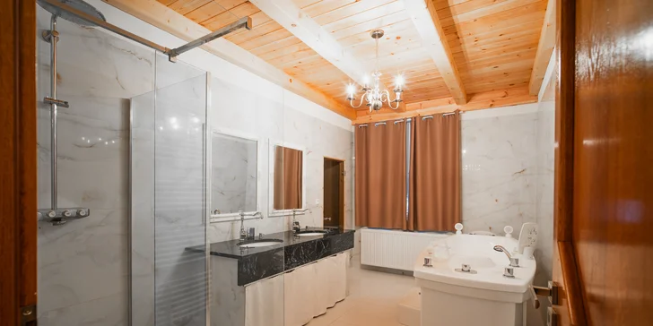Spaní na peci a relax v sauně i koupacím sudu: luxusní apartmány uprostřed lesů v Jeseníkách
