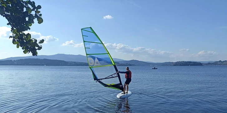 Hodinový windsurfing s instruktorem a poté celodenní zapůjčení vybavení